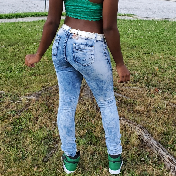 Women embellished rhinestones acid wash jeans - Picture 4 of 5